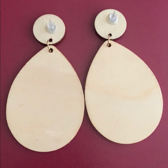 🔥🆕 Wooden Aztec Earrings - Picture 2 of 2